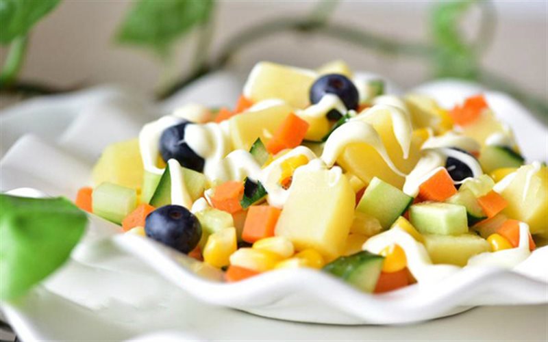 Salad rau củ là sự lựa chọn tuyệt vời cho thực đơn ngày cưới mùa hè