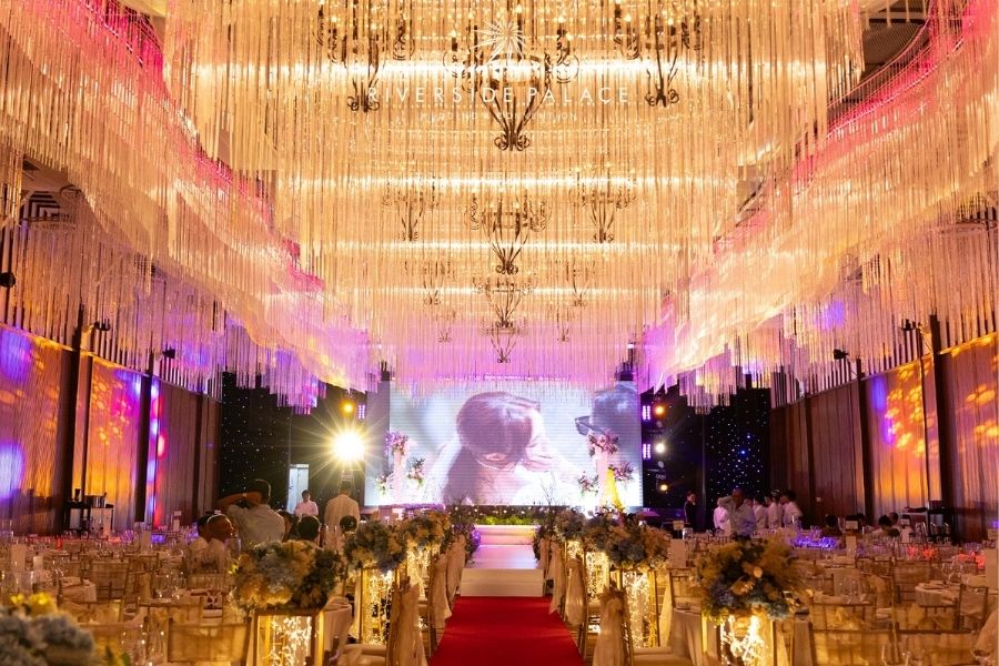 Riverside Palace sử dụng hệ thống màn hình LED chất lượng cao, để mỗi khoảnh khắc tình yêu của đôi uyên ương đều được tôn vinh trọn vẹn.