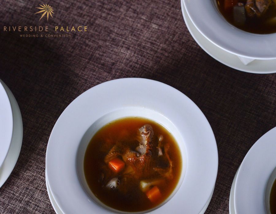 Soup consomme bồ câu đem lại hương vị mới mẻ, lạ miệng cho thực khách