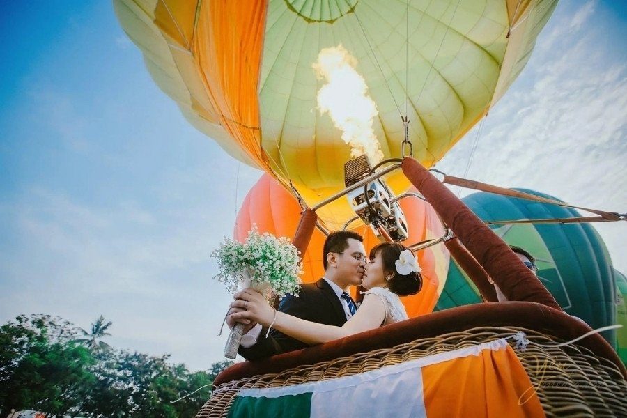  Sử dụng khinh khí cầu cho việc mở màn tiệc cưới ngoài trời sẽ tạo nhiều sự bất ngờ cho khách tham dự