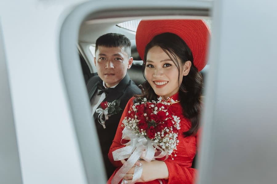 Thủ tục lại quả và khởi hành trong lễ rước dâu, đánh dấu thời điểm cô dâu theo nhà trai về làm lễ