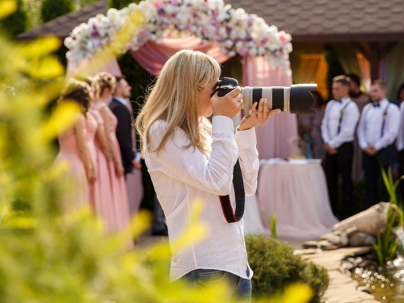 Cặp đôi có thể cân nhắc thuê thợ chụp ảnh tại các tiệc báo hỷ