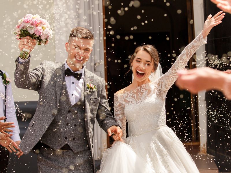 Tổ chức tiệc vào buổi trưa thuận tiện cho người lớn tuổi dự tiệc hơn