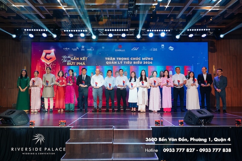 Vinh danh và trao quà cho khách mời tiêu biểu tham gia hội nghị