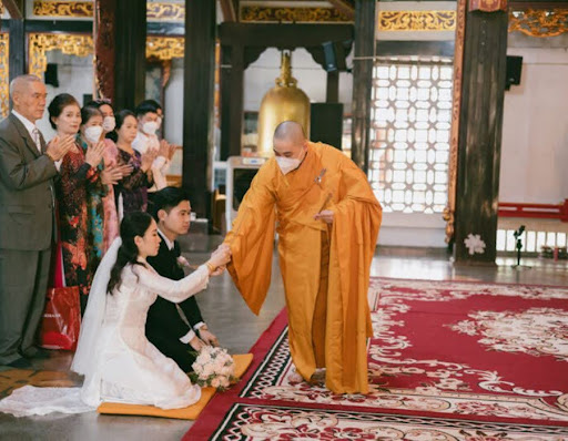 Trang phục tinh tế giúp buổi lễ thêm trang trọng và hài hòa với không gian chùa