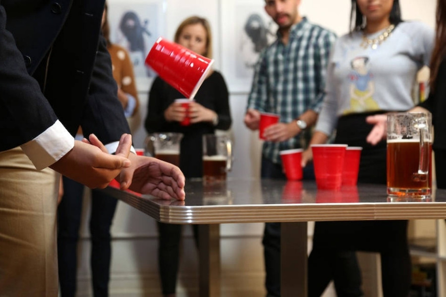 Trò chơi lật úp cốc nước