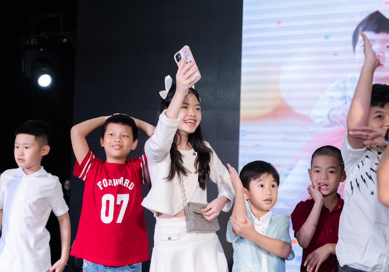 Trò chơi giúp bé phát triển khả năng kiểm soát bản thân, tập trung phối hợp cơ thể.