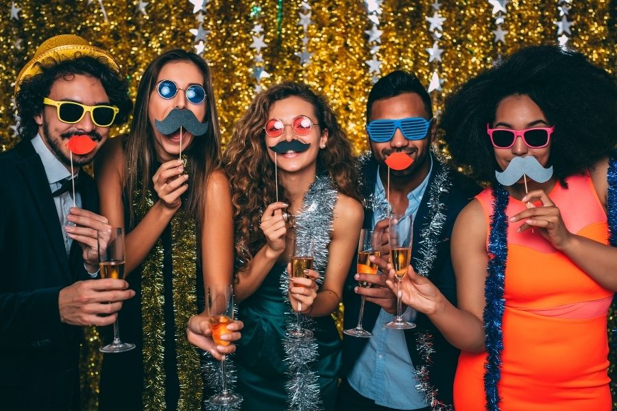 Trò chơi tất niên thường rất đa dạng và có tính tương tác cao