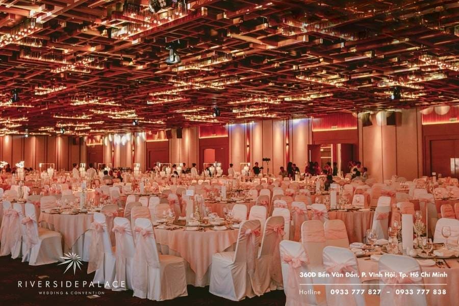 Ưu tiên không gian tổ chức trong nhà hoặc rạp cưới chắn mưa gió để buổi tiệc diễn ra trọn vẹn