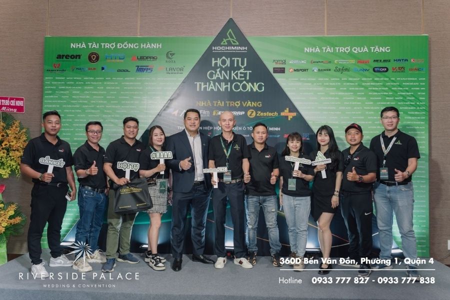 Với các buổi hội thảo sáng tạo và ngoài trời có thể cân nhắc các trang phục năng động và thoải mái hơn.