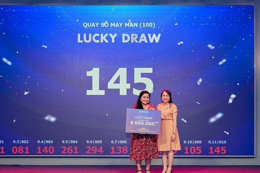 Thử thách bịt mắt gói quà