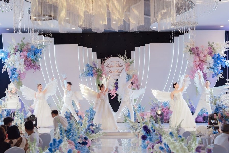 Vũ đoàn luôn đem lại sự chuyên nghiệp và háo hức khi mở màn tiệc cưới