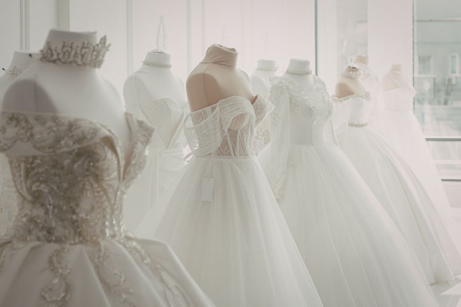 Xu hướng váy cưới 2026 đề cao sự giao thoa giữa nét cổ điển và hiện đại, giúp mỗi cô dâu tự tin khẳng định cá tính và câu chuyện riêng trong ngày trọng đại