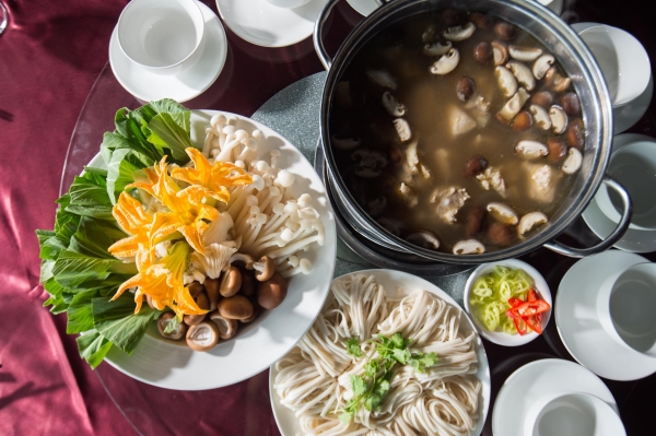 Lẩu nấm sườn non dùng với mỳ Udon